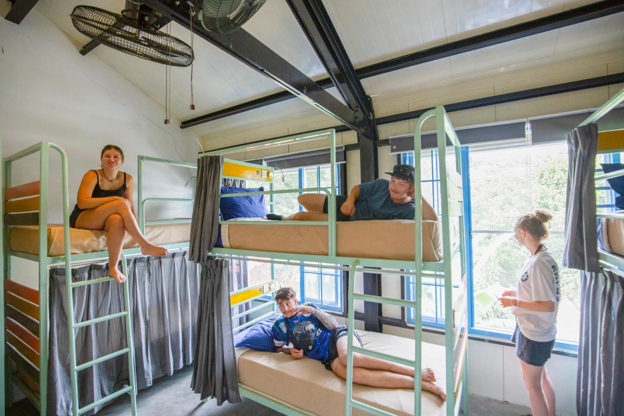 Hangover Hostels Ела Екстериор снимка